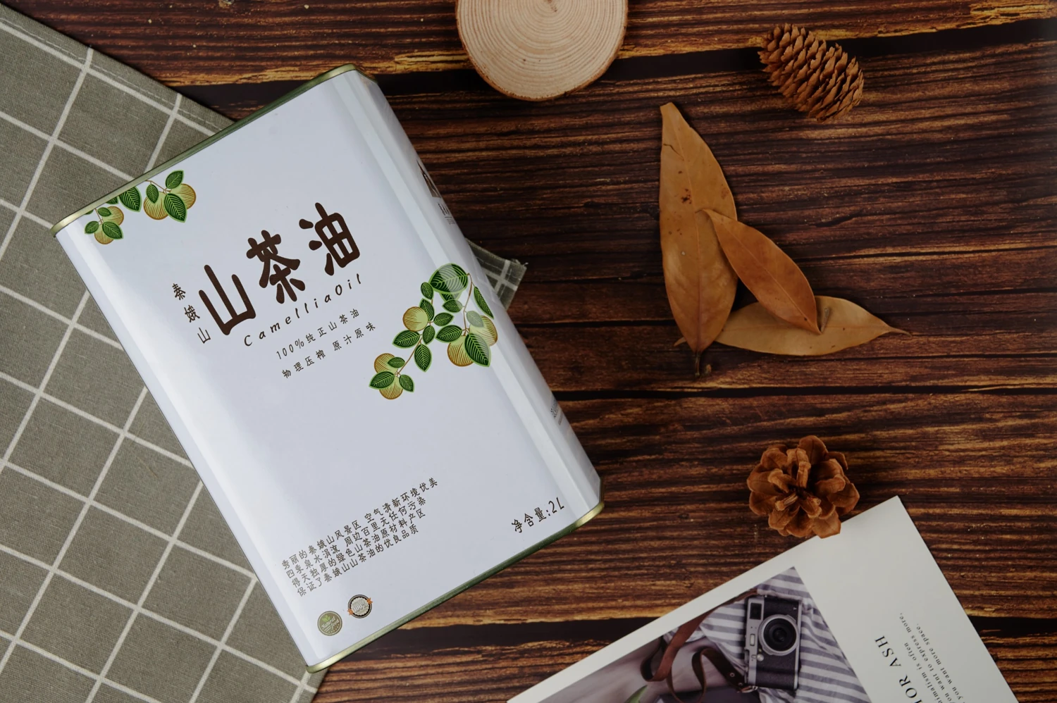 秦峨山2 L罐装在木质桌面的生活场景实拍