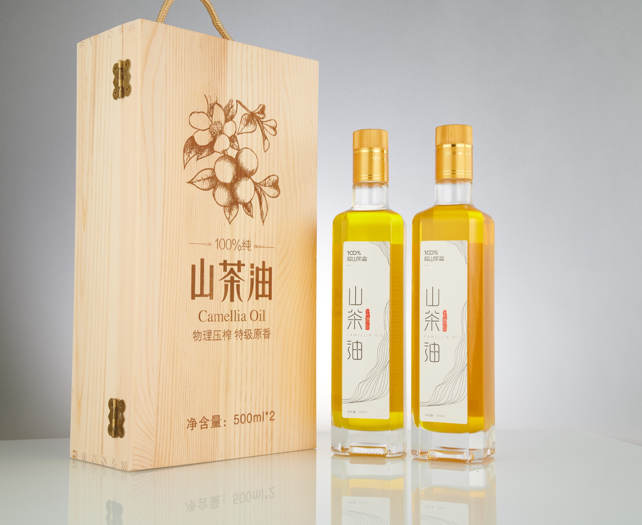 上洛山双瓶木盒礼装实物，木盒与双瓶山茶油